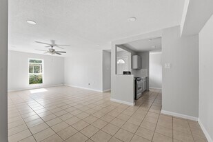 5667 Birchmont Dr in Houston, TX - Building Photo
