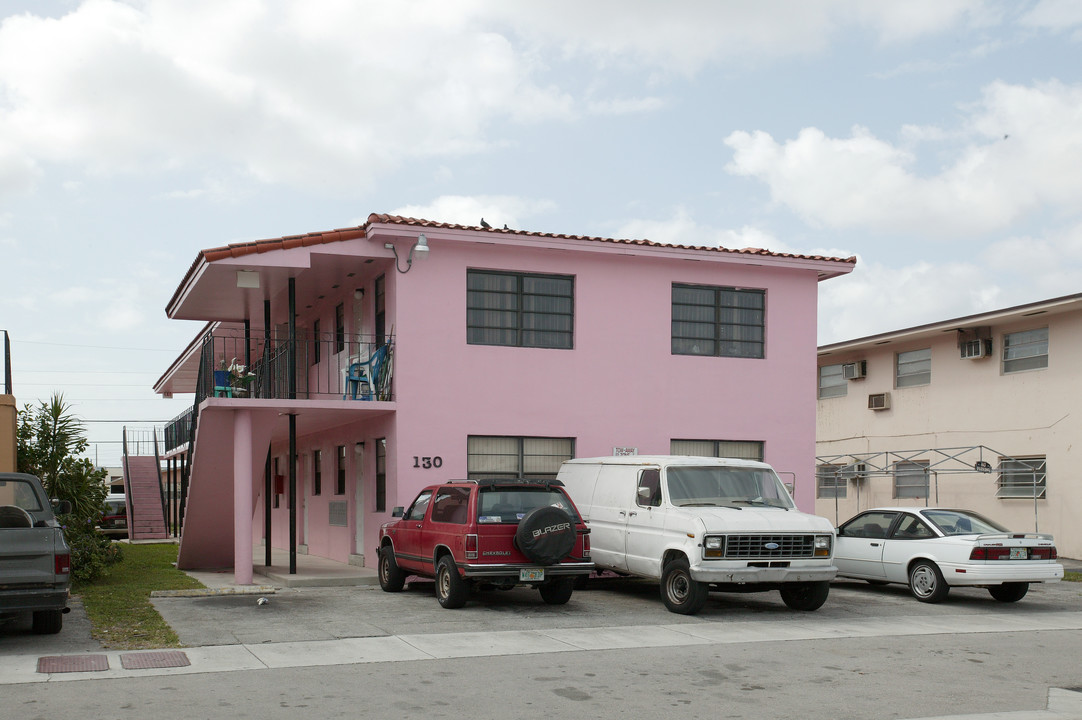 130 W 26th St in Hialeah, FL - Foto de edificio