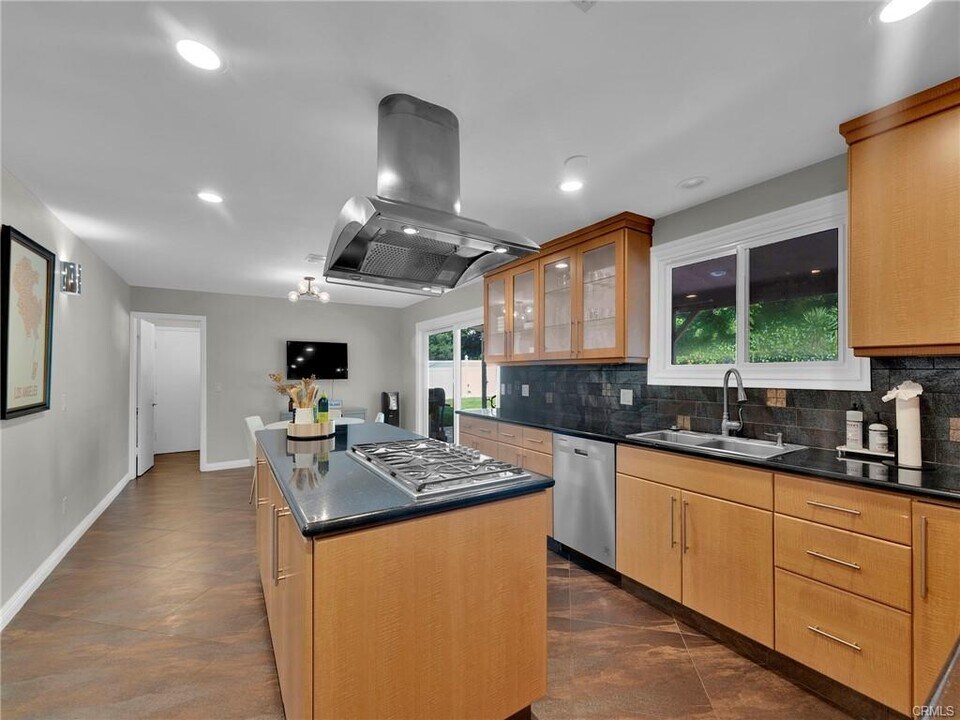 23942 Califa St in Los Angeles, CA - Building Photo