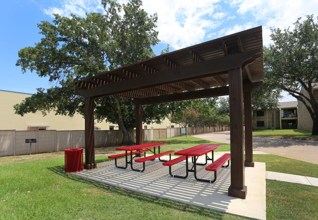 Hulen Gardens Apartments in Fort Worth, TX