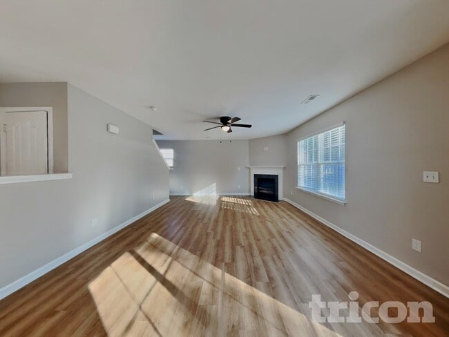 6604 Tromble Rd in Whitsett, NC - Foto de edificio - Building Photo