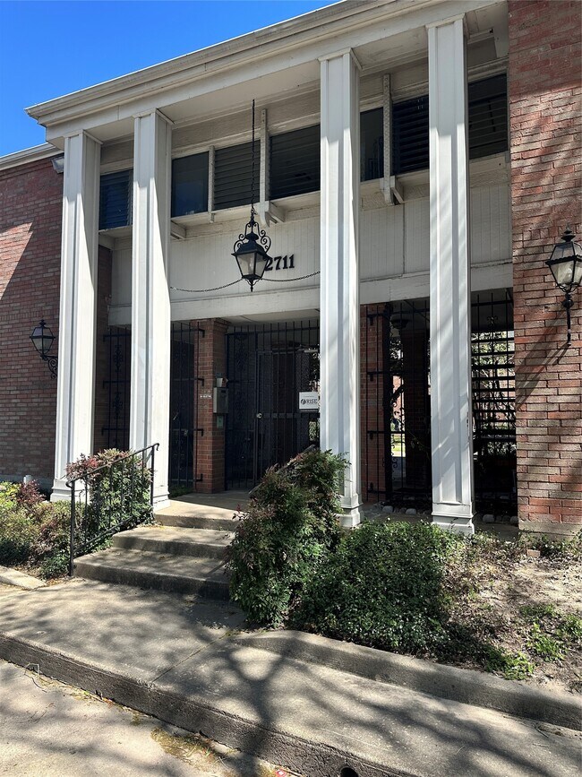 property at 2711 Briarhurst Dr