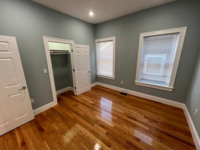 29 Alpine St, Unit 1 in Somerville, MA - Foto de edificio - Building Photo