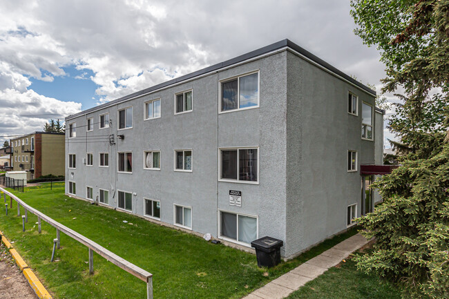 Javelin Court in Edmonton, AB - Building Photo - Building Photo