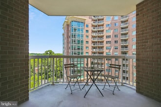 3101 N Hampton Dr, Unit 915 in Alexandria, VA - Building Photo - Building Photo