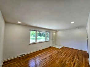 212 Roanoke Ave in Cuyahoga Falls, OH - Building Photo - Building Photo