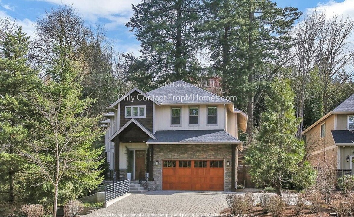 18958 Bryant Rd in Lake Oswego, OR - Building Photo