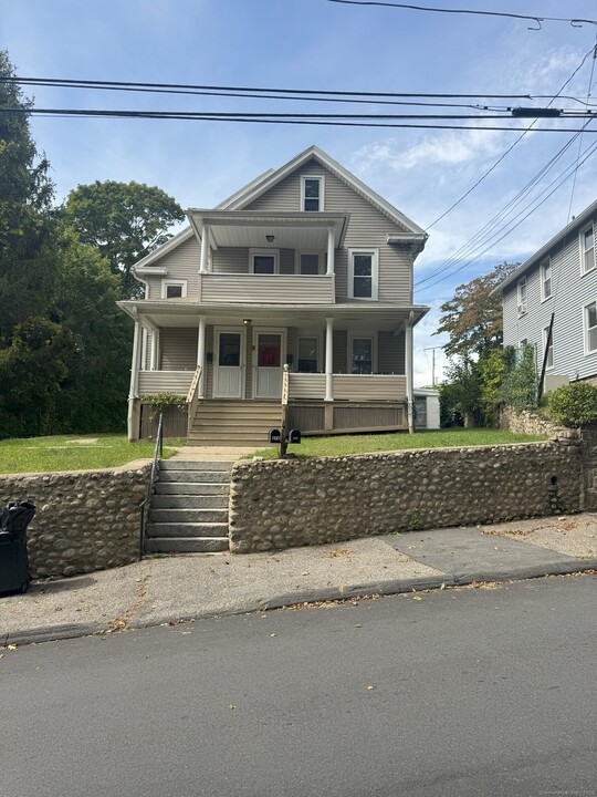 8 North Ave in Derby, CT - Foto de edificio