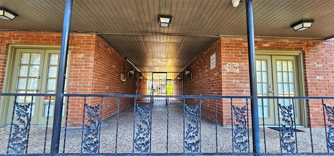 11550 Chimney Rock Rd in Houston, TX - Building Photo