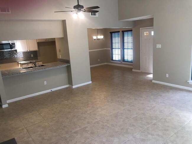 16606 Saturn Ln in Houston, TX - Building Photo - Building Photo