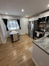 1445 Lacey St-Unit -Unit A in Fairbanks, AK - Foto de edificio - Building Photo