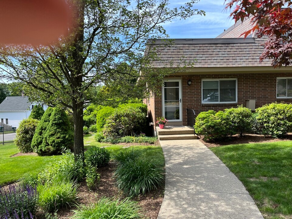 1 Walcott Valley Dr in Hopkinton, MA - Building Photo