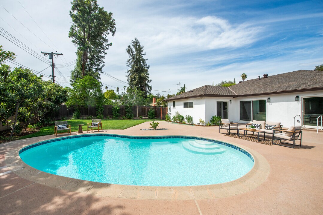 22330 Mobile St in Woodland Hills, CA - Foto de edificio