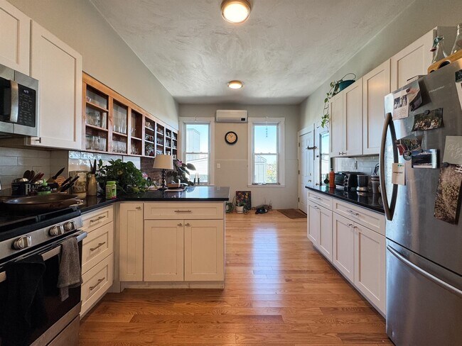 25 Boston St, Unit 2 in Somerville, MA - Building Photo - Building Photo