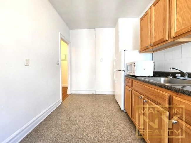 35-07 32nd St in Queens, NY - Building Photo - Building Photo
