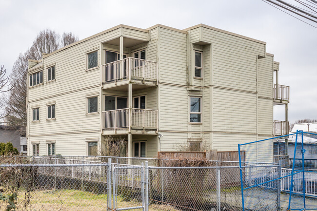 College Apartments in Vancouver, BC - Building Photo - Building Photo