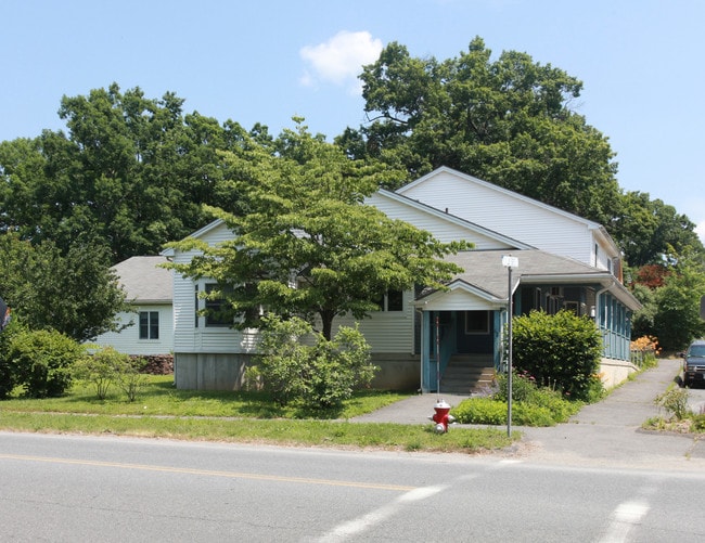 60 J St in Turners Falls, MA - Foto de edificio - Building Photo