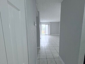 801 NW 47th Ave, Unit 704W in Miami, FL - Foto de edificio - Building Photo