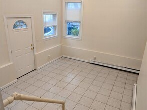 83 Yorktown St, Unit 1 in Somerville, MA - Building Photo - Building Photo