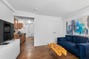 140 W 19th St in New York, NY - Building Photo