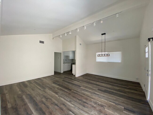 420 Heliotrope Ave-Unit -420 1/2 in Newport Beach, CA - Building Photo - Building Photo