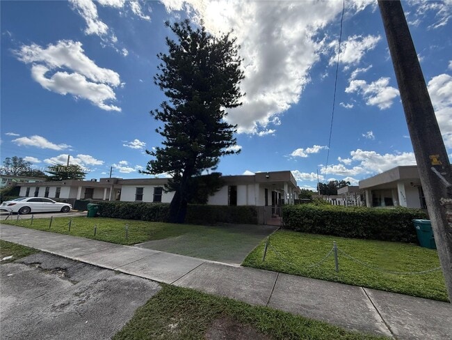 3220 NW 47th St in Miami, FL - Building Photo - Building Photo