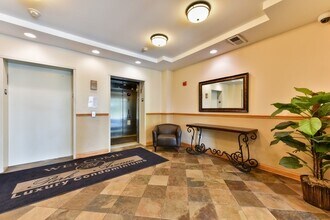 6560 W Diversey Ave, Unit 5 in Chicago, IL - Foto de edificio - Building Photo
