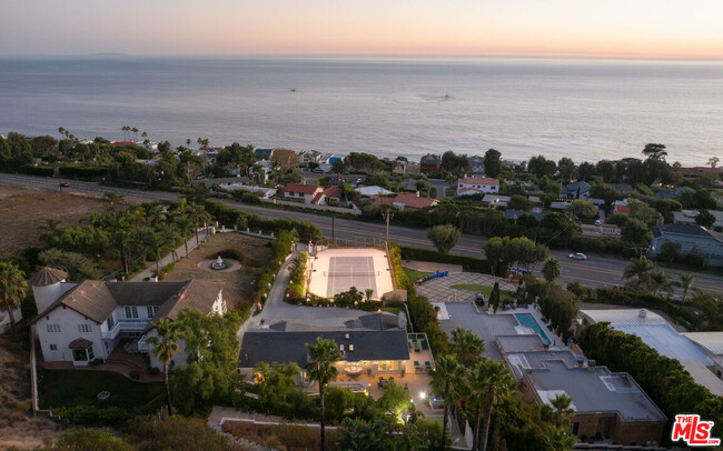 31727 Pacific Coast Hwy in Malibu, CA - Building Photo - Building Photo