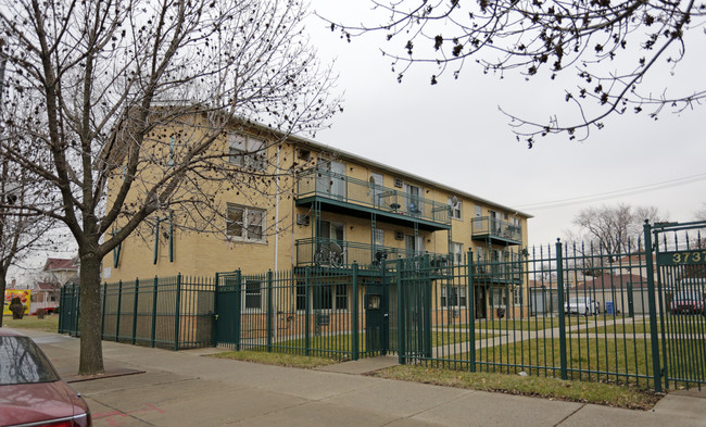 3733-3737 W 63rd St in Chicago, IL - Foto de edificio - Building Photo