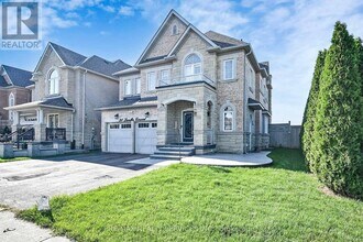 28 Lavallee Cres in Brampton, ON - Building Photo - Building Photo