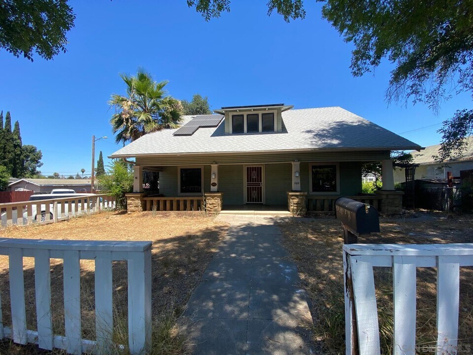 208 W 7th Ave in Escondido, CA - Building Photo