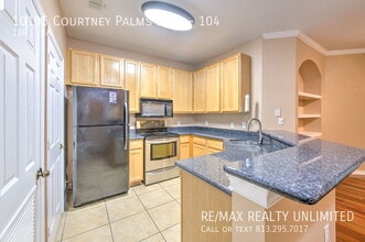 10105 Courtney Palms Blvd in Tampa, FL - Foto de edificio - Building Photo