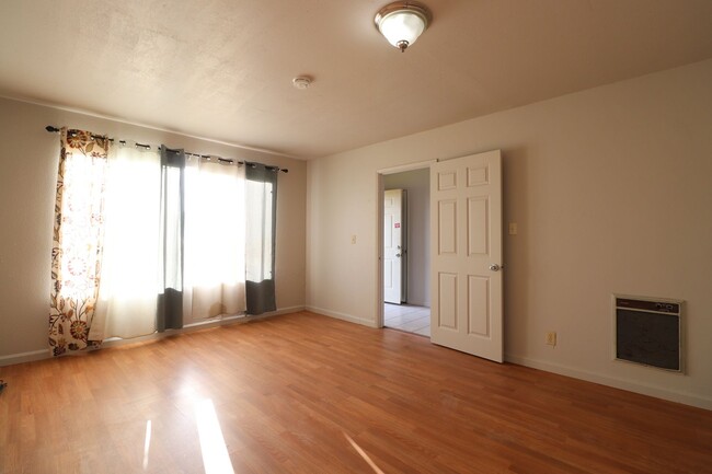 403 N Railroad Ave in Santa Maria, CA - Foto de edificio - Building Photo