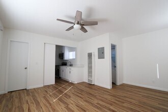 169-169 1/2 E 67th St in Long Beach, CA - Building Photo - Building Photo