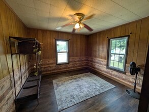 405 S Skaggs Rd in Clarksville, AR - Foto de edificio - Building Photo