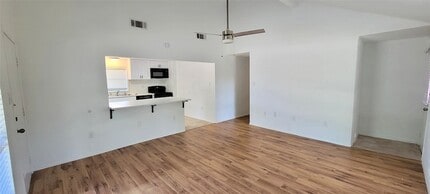 306 W Hale Ave in Decatur, TX - Building Photo - Building Photo
