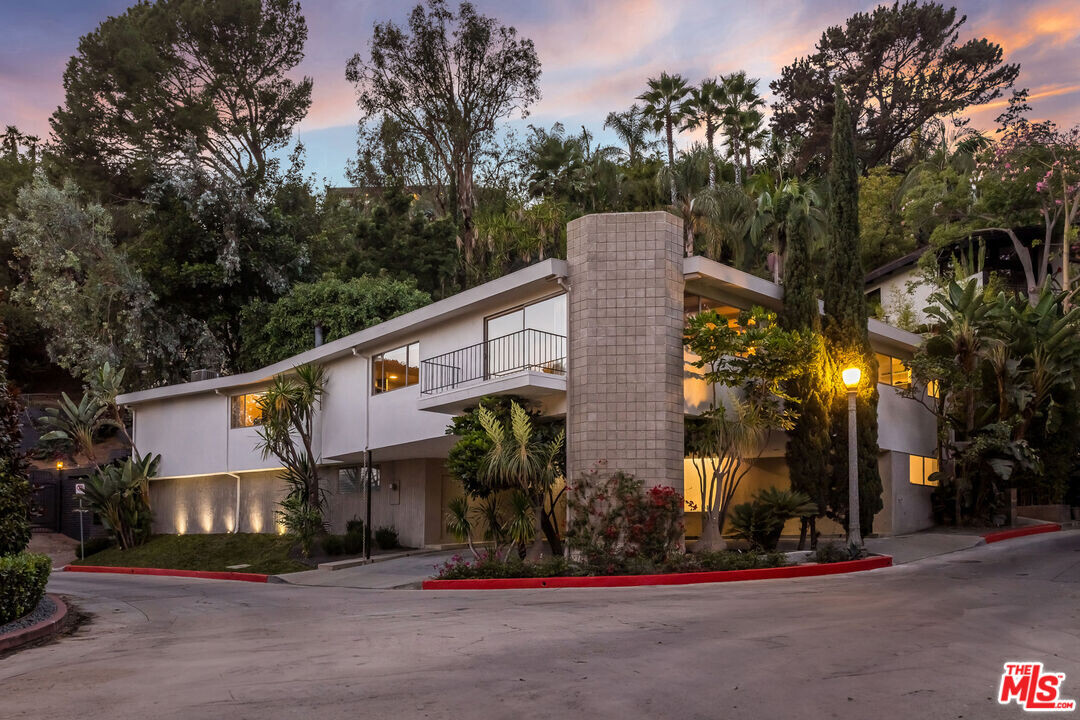 1501 Schuyler Rd in Beverly Hills, CA - Building Photo