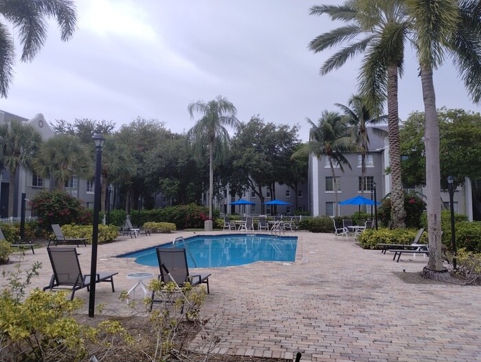 655 SW 111th Way in Pembroke Pines, FL - Building Photo