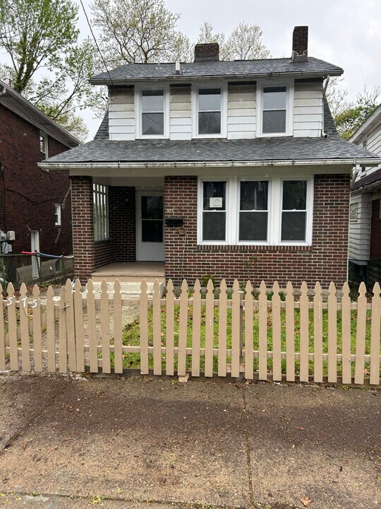 572 Princeton Blvd in Pittsburgh, PA - Building Photo