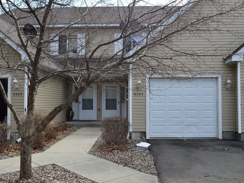 8535 Cardiff Ln in Eden Prairie, MN - Building Photo