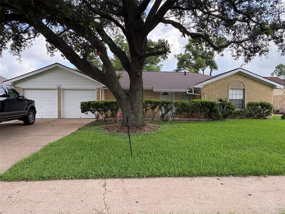118 Honeysuckle St in Lake Jackson, TX - Building Photo