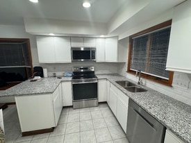 42 Parkington Cir in East Syracuse, NY - Building Photo