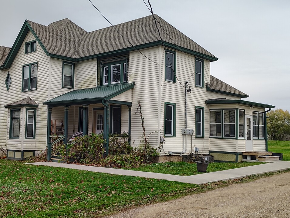 E11219 Carpenter St in Baraboo, WI - Foto de edificio