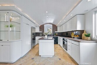 411 Goldenrod Ave in Newport Beach, CA - Foto de edificio - Building Photo