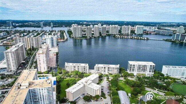17500 N Bay Rd in Sunny Isles Beach, FL - Building Photo - Building Photo
