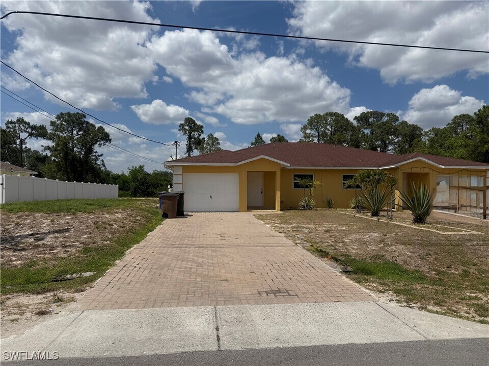 4622 Douglas Ln in Lehigh Acres, FL - Building Photo
