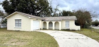 8046 Triumph Ln S in Jacksonville, FL - Building Photo