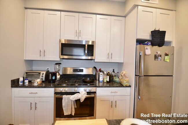 405 S Huntington Ave, Unit 2R in Boston, MA - Building Photo - Building Photo