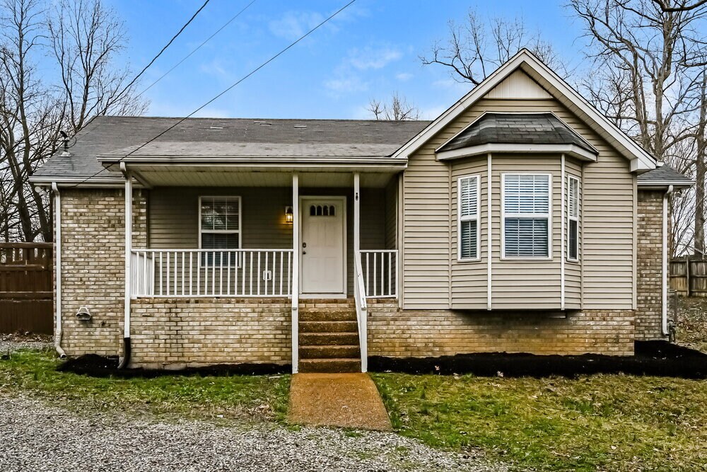 102 Hobbs Dr in White House, TN - Building Photo