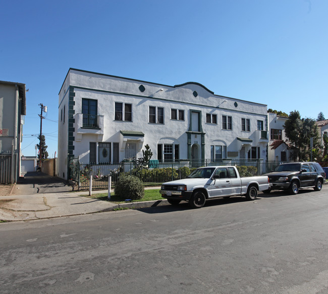 1128 N New Hampshire Ave in Los Angeles, CA - Building Photo - Building Photo